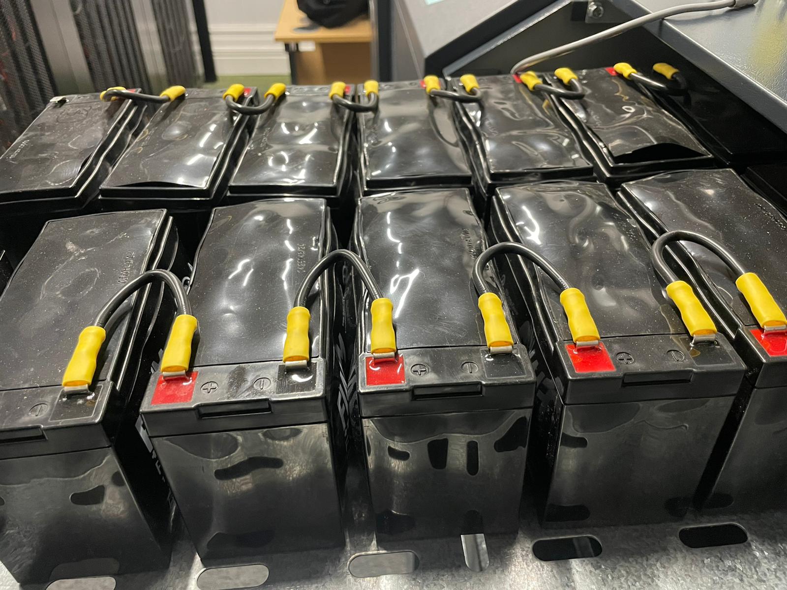 What Causes UPS Batteries to Swell ¿Qué causa que las baterías de UPS se hinchen?