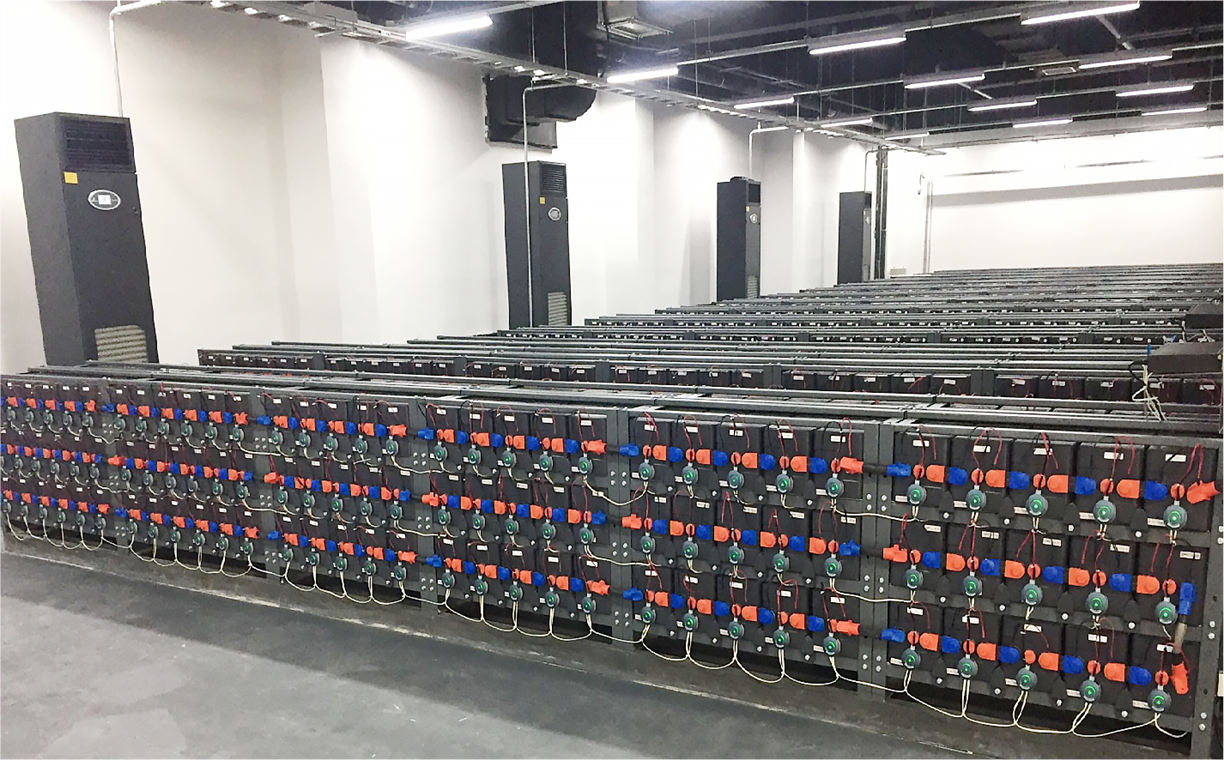 ¿Qué mantenimiento se requiere para la batería del UPS?