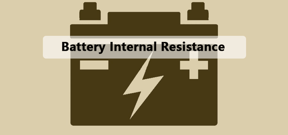 ¿Por qué es importante medir la resistencia interna de las baterías del UPS?