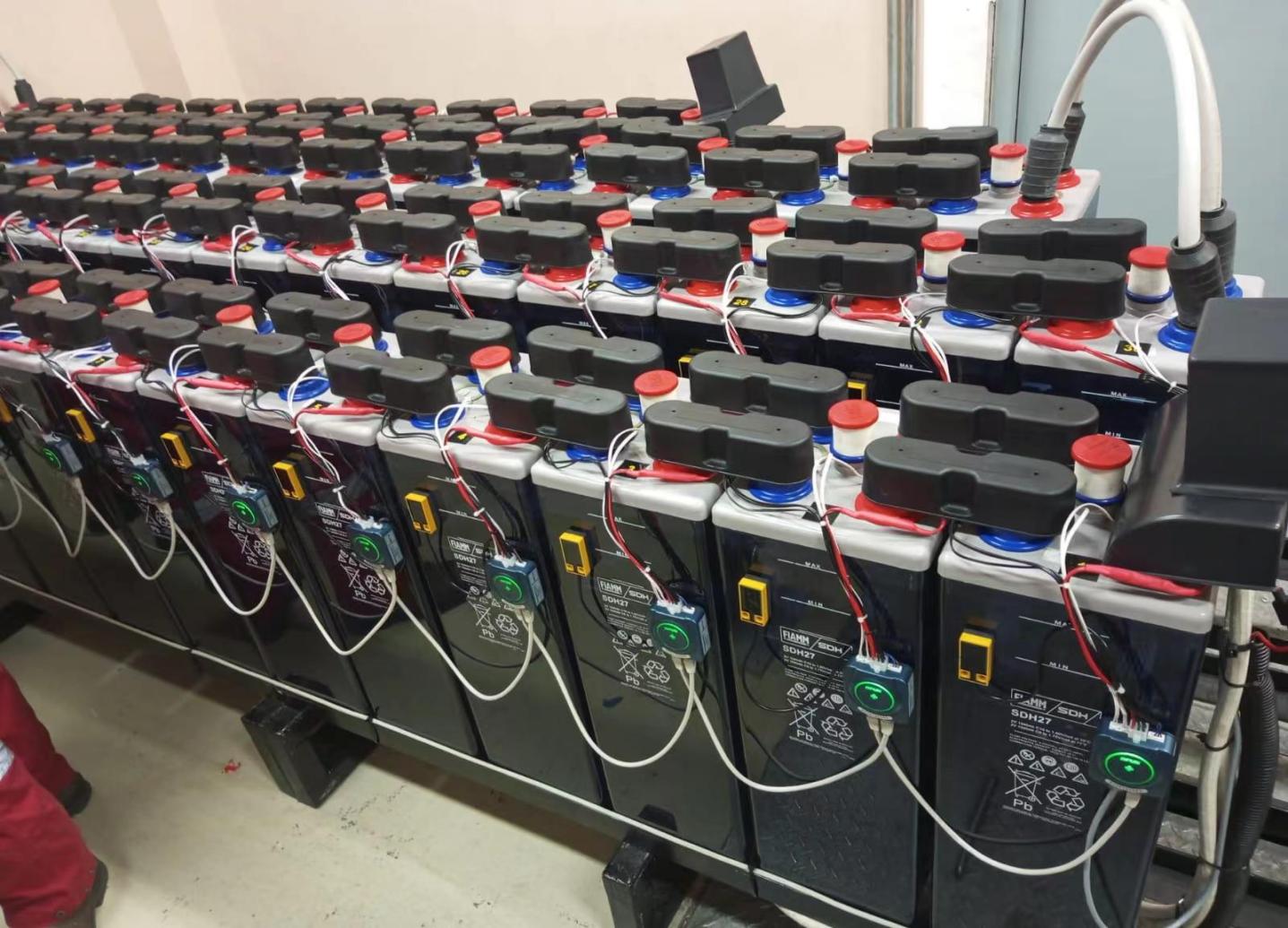 DFUN sistema de monitoreo de bater&iacute;as de plomo-&aacute;cido inundadas en un proyecto de petr&oacute;leo y gas en Indonesia