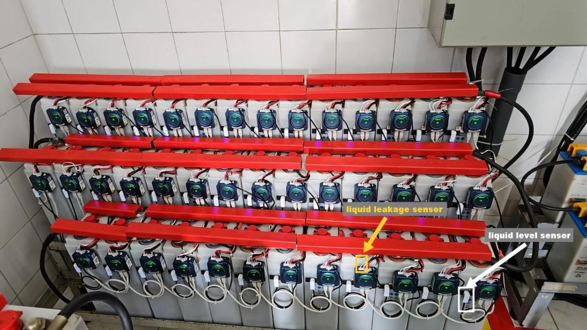 Sensores de fuga de l&iacute;quido y nivel de electrolitos instalados en un banco de bater&iacute;as de Ni-Cd inundadas 